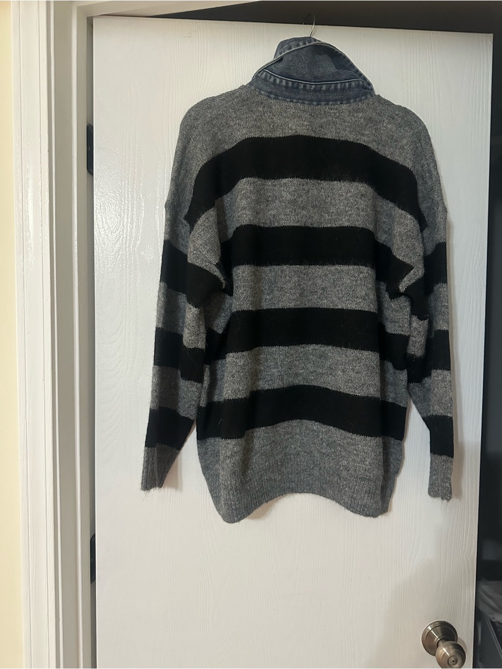 Gray sweater with black stripes and denim collar - Picture 2 of 2